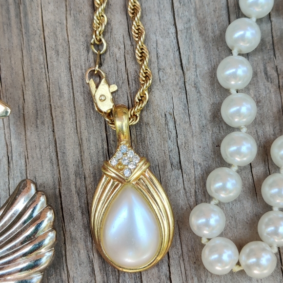 Large 35 piece vintage-now jewelry lot - Picture 13 of 16